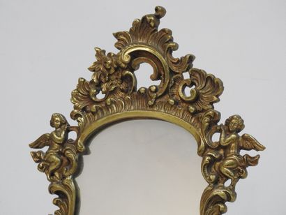 null Miroir de style rocaille en bronze agrémentés d'angelots.
32,5 x 20,5 cm.
U...