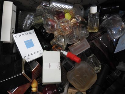null Collection de flacons de parfums miniatures, certains avec boîtes d'origine,...