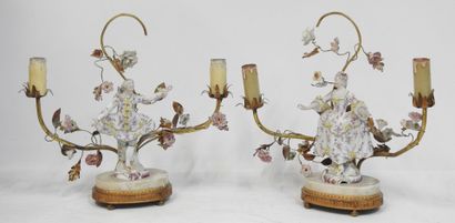 null Paire de chandeliers à deux bras de lumières de style Louis XV en bronze doré...