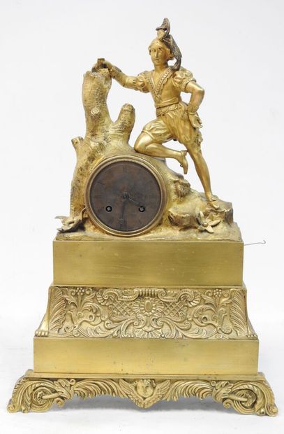 null Pendule en bronze doré de style troubadour à décor d'arabesques et d'un personnage...
