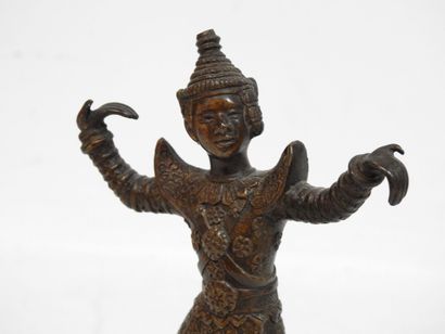 null THAILANDE - XXeme
Sujet en bronze figurant une danseuse portant l'habit traditionnel.
H.:...