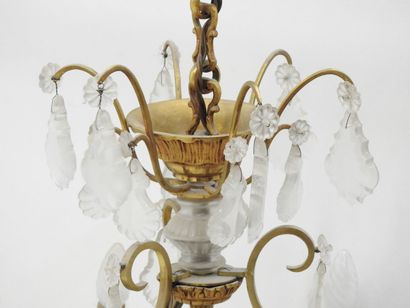 null Lustre cage de style Louis XV en bronze à six bras de lumières agrémentés de...