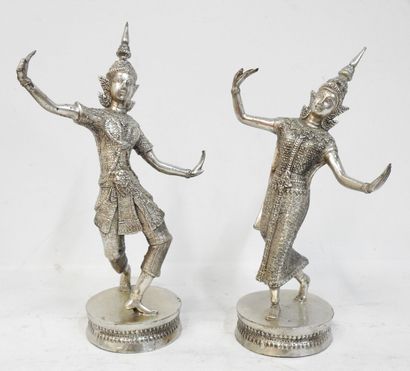 null Paire de divinités bouddhiques dansantes en métal argenté.
H.: 29 cm.
Usure...