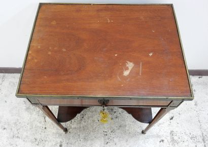 null Table de salon de style Louis XVI en bois naturel ouvrant par un tiroir en ceinture,...