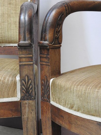 null Paire de fauteuils de style Restauration en bois naturel à décor mouluré et...