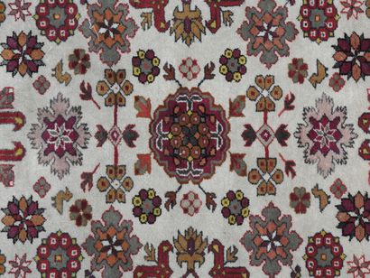 null Deux tapis rectangulaires en laine à décor géométrique et floral stylisé dans...