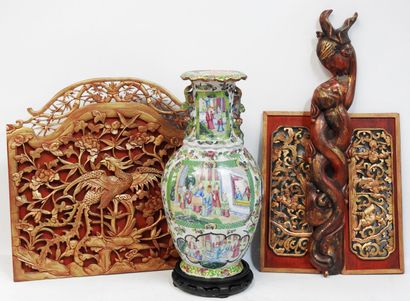 null CANTON - XXeme
Vase balustre en porcelaine à décor floral et de scènes auliques....