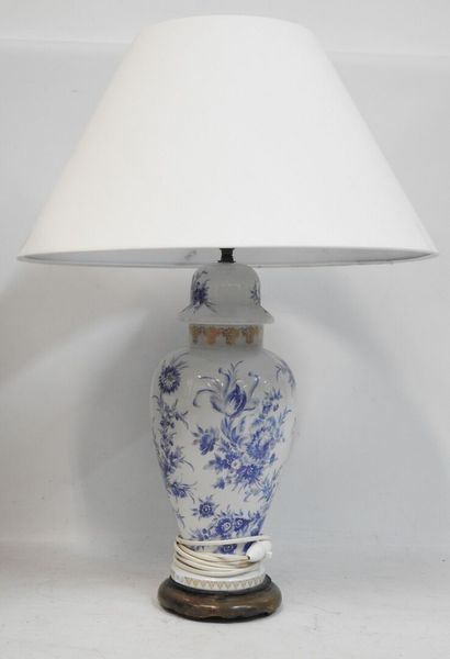 null Pied de lampe de forme potiche en porcelaine à décor floral nuancé bleu, frise...