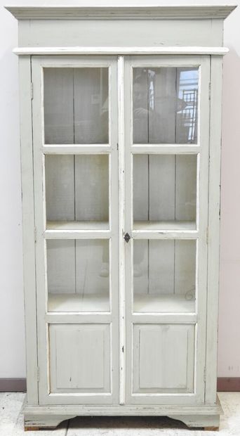 null Bibliothèque en bois rechampi gris et blanc ouvrant par deux portes vitrées...