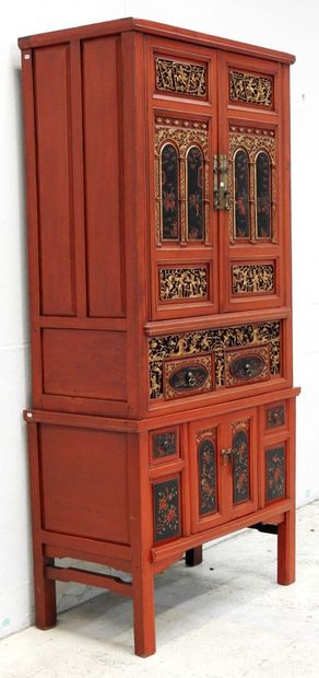 null CHINE
Grand cabinet en bois laqué rouge rehaussé d'ornements en bois doré agrémenté...