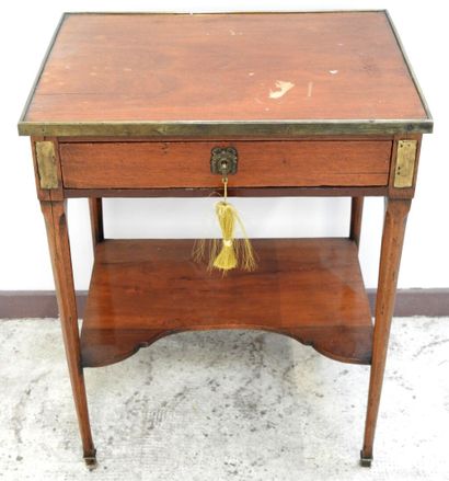 null Table de salon de style Louis XVI en bois naturel ouvrant par un tiroir en ceinture,...