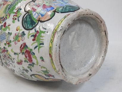 null CANTON - XXeme
Vase balustre en porcelaine à décor floral et de scènes auliques....