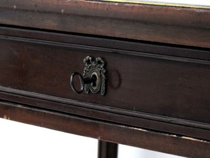 null Bureau plat rectangulaire en bois naturel de style Louis XVI ouvrant par 3 tiroirs...