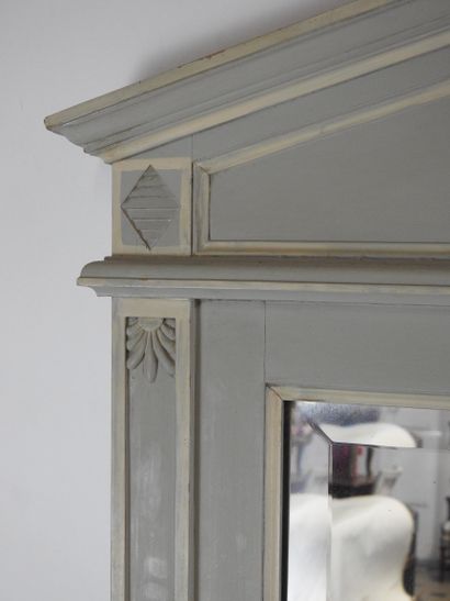 null Miroir à fronton de style restauration en bois rechampi gris et blanc, glace...