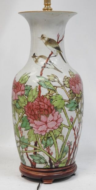 null CHINE - XXeme
Vase balustre en porcelaine à décor de pivoines, oiseaux et caractères...