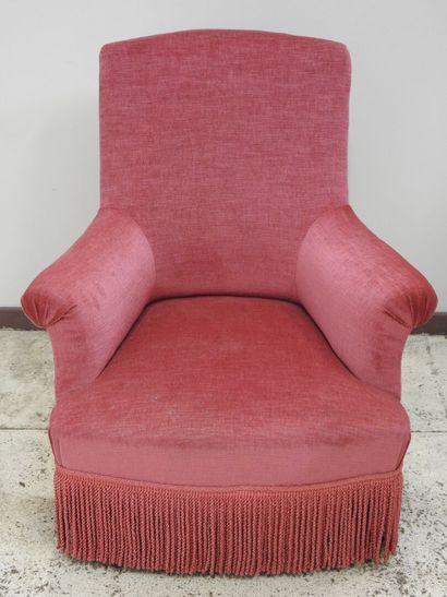 null Large fauteuil crapaud à dossier droit garni de velours rose.
90 x 82 cm.
U...