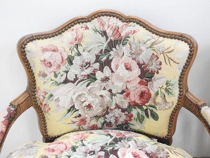 null Paire de fauteuils en bois naturel de style Louis XV à garniture florale.
Époque...