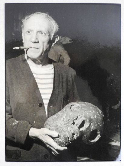  PHOTOGRAPHY
Robert Capa.
Pablo Picasso in his studio, Paris, September 1944.
Late... Gazette Drouot