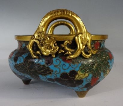 CHINE - XVIème siècle Brûle-parfum tripode en bronze doré et émaux cloisonnés à décor...