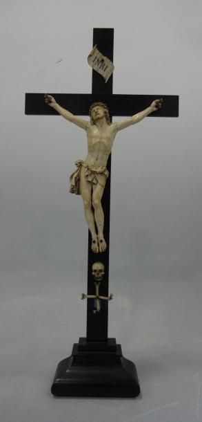 null IMPORTANT CRUCIFIX, le Christ en ivoire sculpté, bras levés, tête inclinée à...