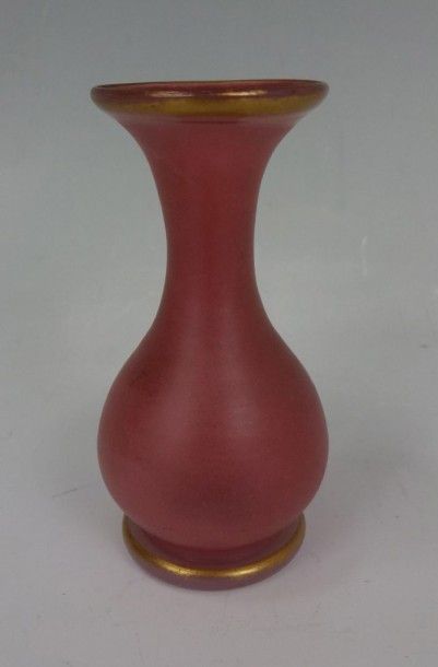 Petit vase balustre en opaline rose à filets...