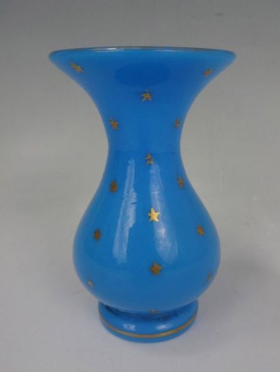 Petit vase balustre en opaline bleue à semi...