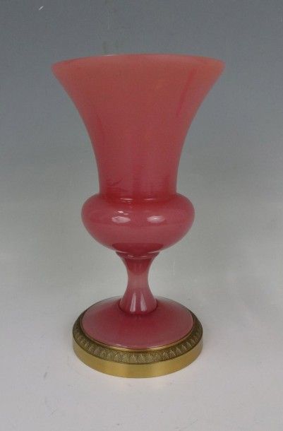 Vase Médicis en opaline de cristal rose;...
