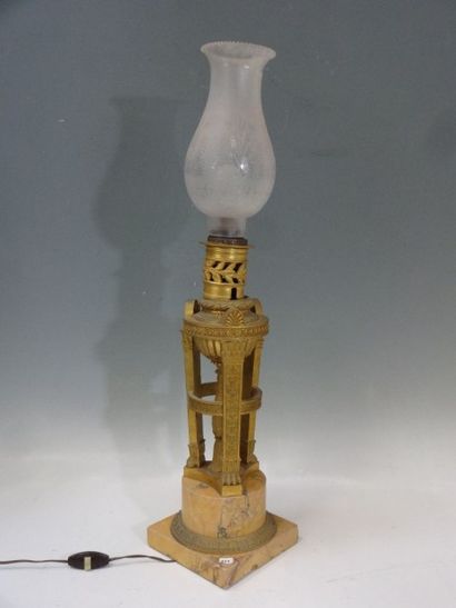 null LAMPE A HUILE en bronze ciselé et doré et marbre jaune de Sienne; le réservoir...