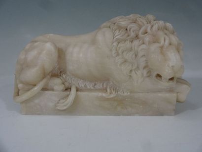 LION COUCHE en albâtre sculpté. L: 25 ? H:...