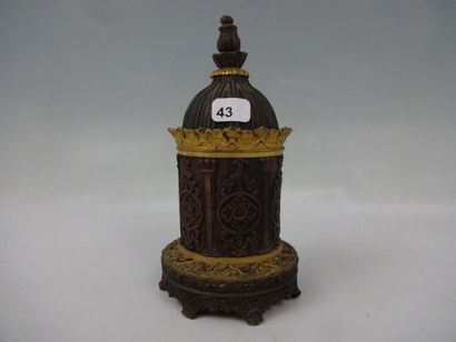 null CLOCHETTE DE TABLE en bronze à patine brune et doré formant pagode, le fut à...