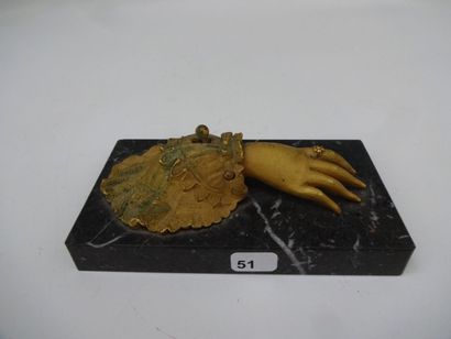 null PRESSE-PAPIER en bronze ciselé et doré représentant une main féminine baguée...