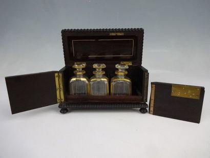 null COFFRET A PARFUMS Napoléon III contenant trois flacons rehaussés de filets dorés...