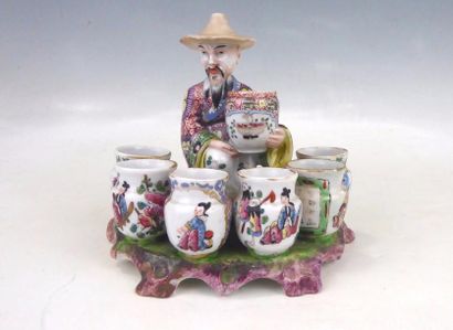 null BAYEUX : Chinois porte pot à épices en porcelaine polychrome, à décor d’un chinois...