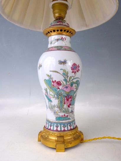 null CHINE: Vase couvert en porcelaine à décor en émaux polychrome de feuillages,...