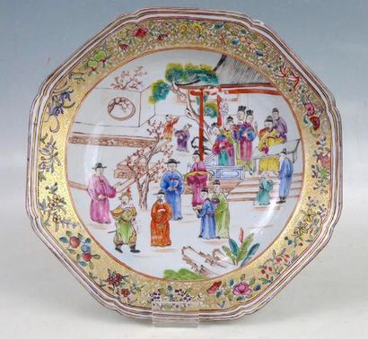 null CHINE - XVIIIème siècle : Assiette creuse à bords chantournés en porcelaine...