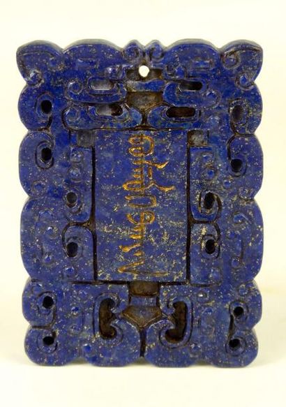 null CHINE: Pendentif en lapis lazuli à décor gravé de caractères dorés. 5.5 x 4...