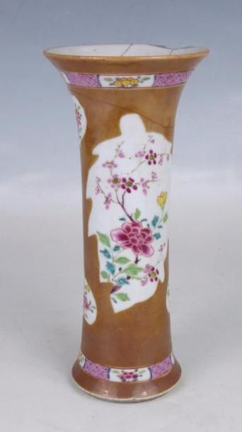 null CHINE – XIXème siècle : Vase rouleau en porcelaine à décor de fleurs dans des...