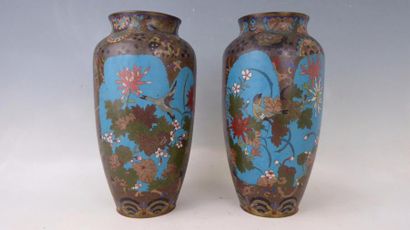 null JAPON: Paire de vases balustres en cloisonné à décor d'oiseaux branchés et de...