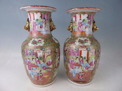 null CANTON: Paire de vases balustres en porcelaine à décor de scènes d’intérieur...