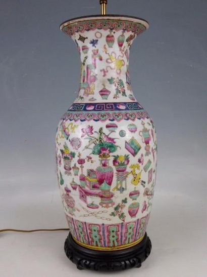 null CHINE - XIXème siècle: Vase balustre en porcelaine polychrome à décor d'ustensiles...