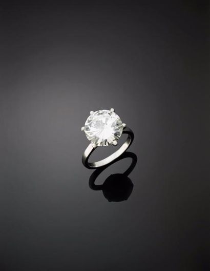 null BAGUE en platine 850 millièmes, ornée d'un diamant rond de taille brillant entre...