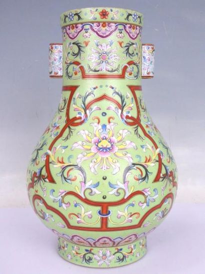 CHINE

Vase de forme Hu en porcelaine à décor...