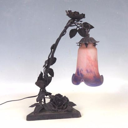null PIED DE LAMPE en fer forgé noirci à une tulipe en verre marmoréen Le Verre Français....