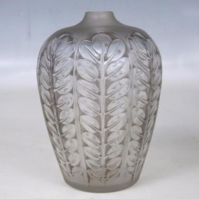 null René LALIQUE : Tournai (1924). Vase en verre incolore pressé moulé partiellement...