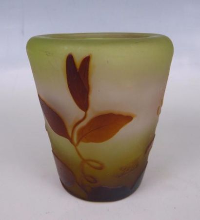 null ETABLISSEMENT GALLE : Vase à col rentrant en verre multicouche à décor floral...