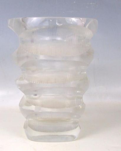 null VASE en verre translucide à décor de stries verticales dans le gout de Lalique....