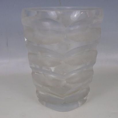 null VASE en verre translucide à décor de stries verticales dans le gout de Lalique....