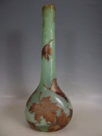 null MONTJOIE : Grand vase soliflore en verre à décor dégagé à l’acide de feuilles...