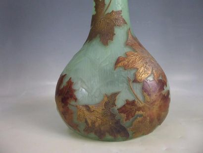 null MONTJOIE : Grand vase soliflore en verre à décor dégagé à l’acide de feuilles...