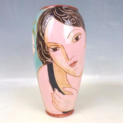 null Michael KAY (né en 1937): Vase en céramique à décor de portrait de femme. Signé....